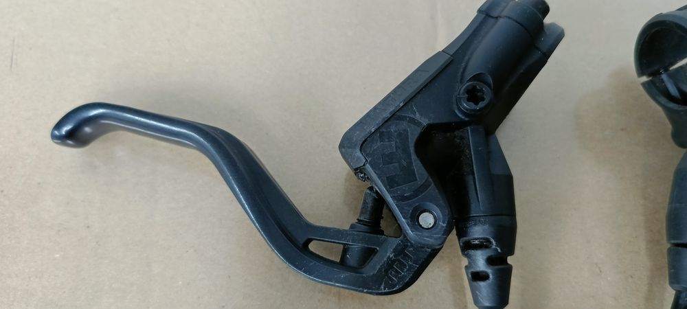 Klamki Magura MT2 . Prawa i Lewa