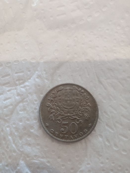 Vendo uma moeda 50 centavos antiga