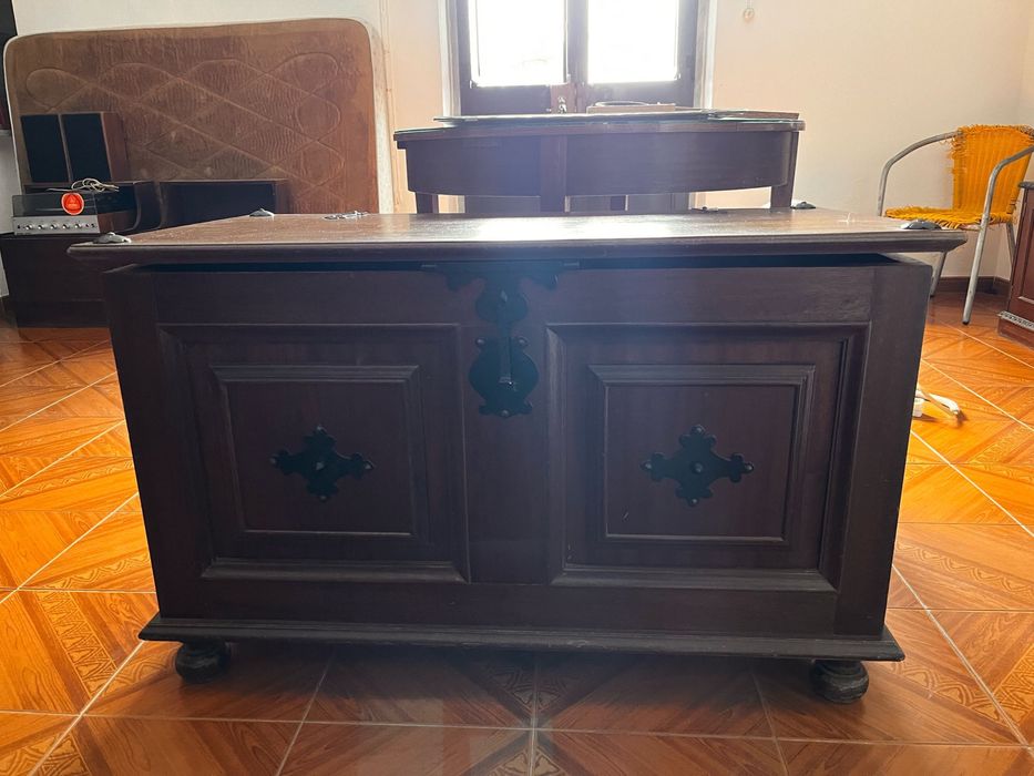 Arca/Baú de madeira maciça com detalhes em ferro