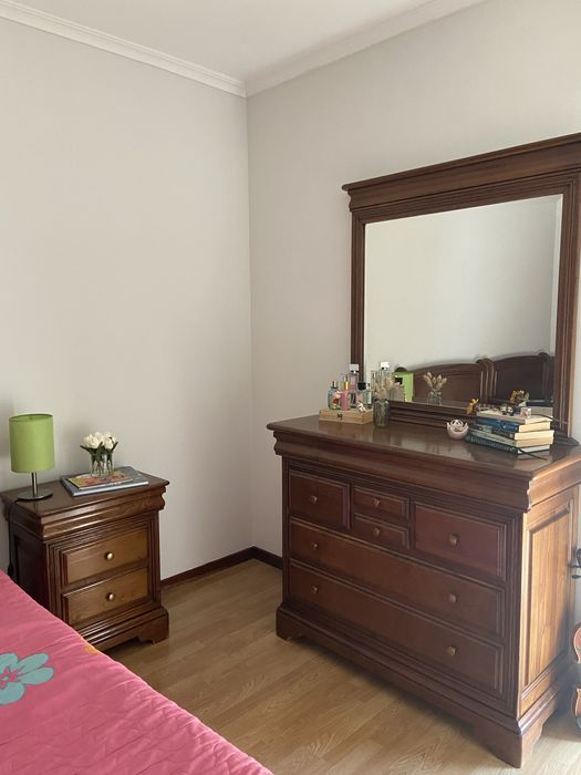 Conjunto de quarto em madeira