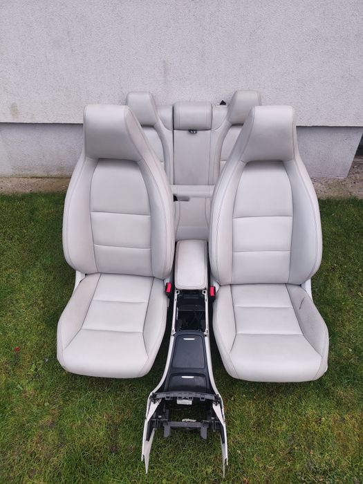 Mercedes CLA w117 fotele kierowcy pasażera kanapa oparcie białe jasne