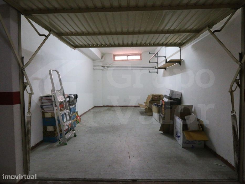 Garagem Box no centro de Queluz