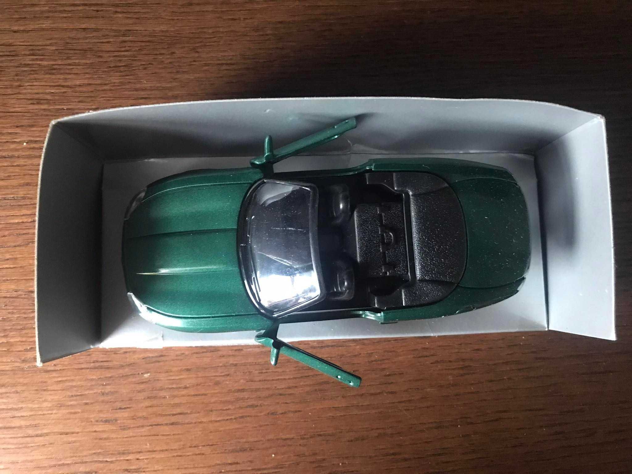 Auto Jaguar XK8  model 1:32