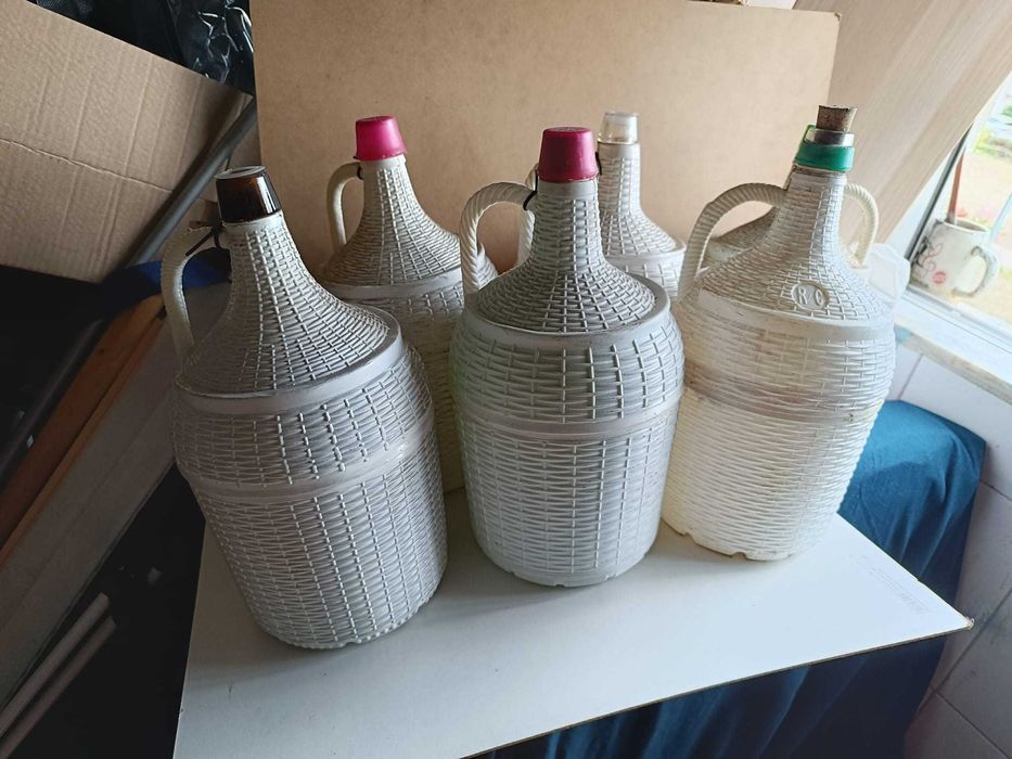 Garrafões antigos para vinho