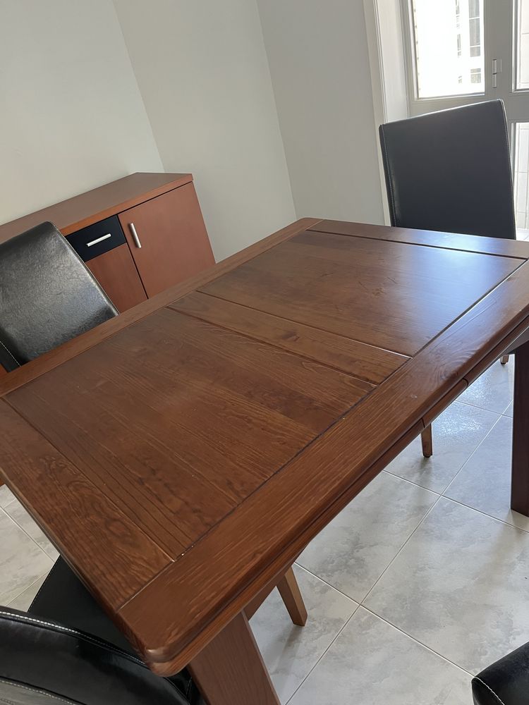 Mesa de jantar em madeira maçiça e 4 cadeiras e aparador