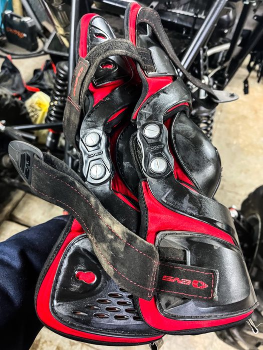 EVS Epic шарнірні наколінники