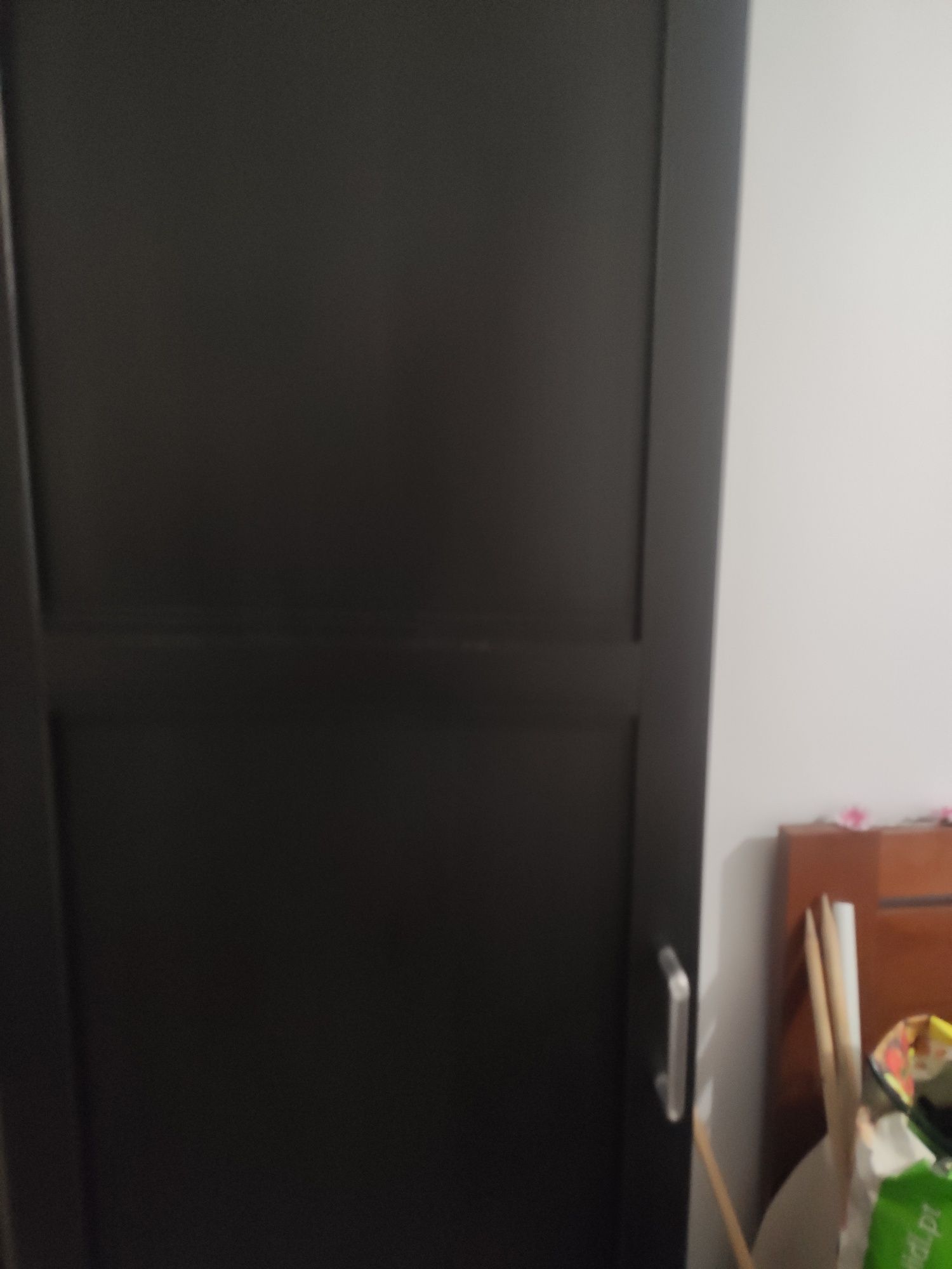Roupeiro IKEA com uma porta um  cesto e uma prateleira