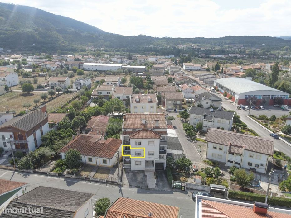 Apartamento T2 Remodelado - C/ garagem e arrumo