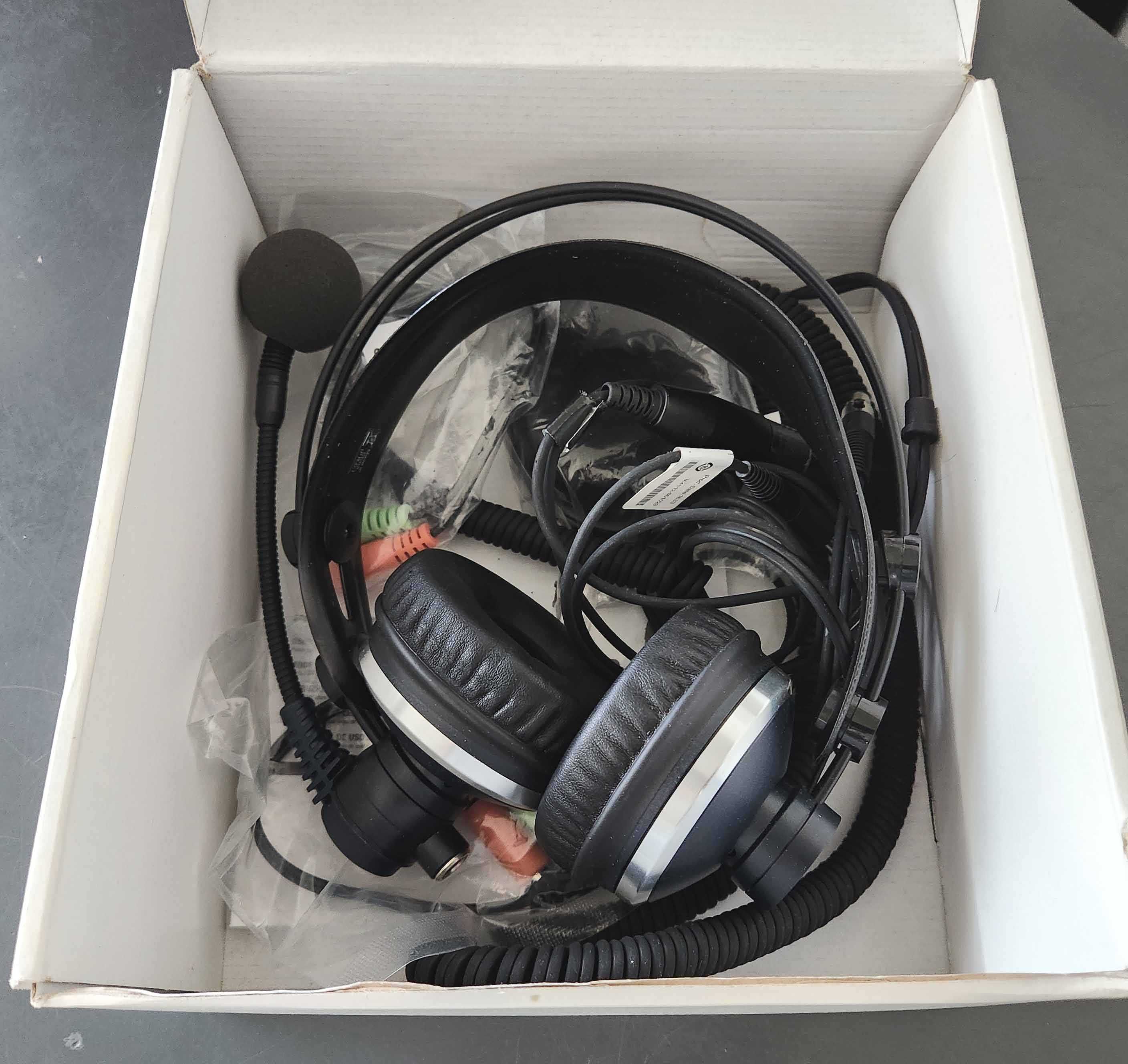 Auscultadores com Microfone Akg HSC171Studio