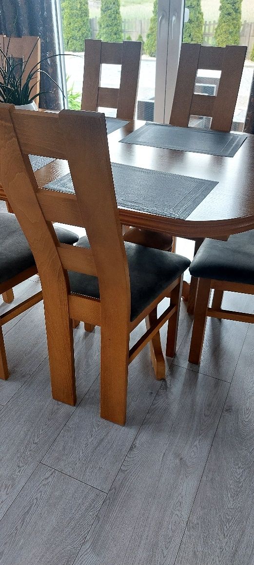 Sprzedam stół z krzesłami (8 sztuk).