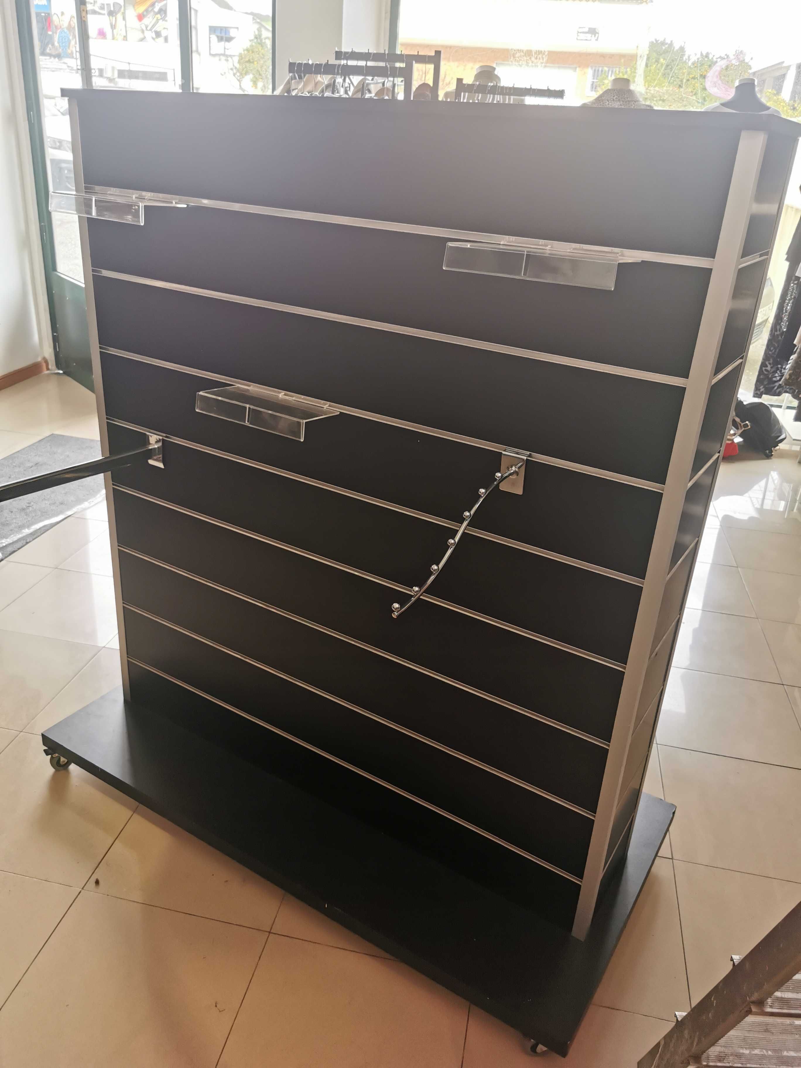 Móvel de loja com utensílios