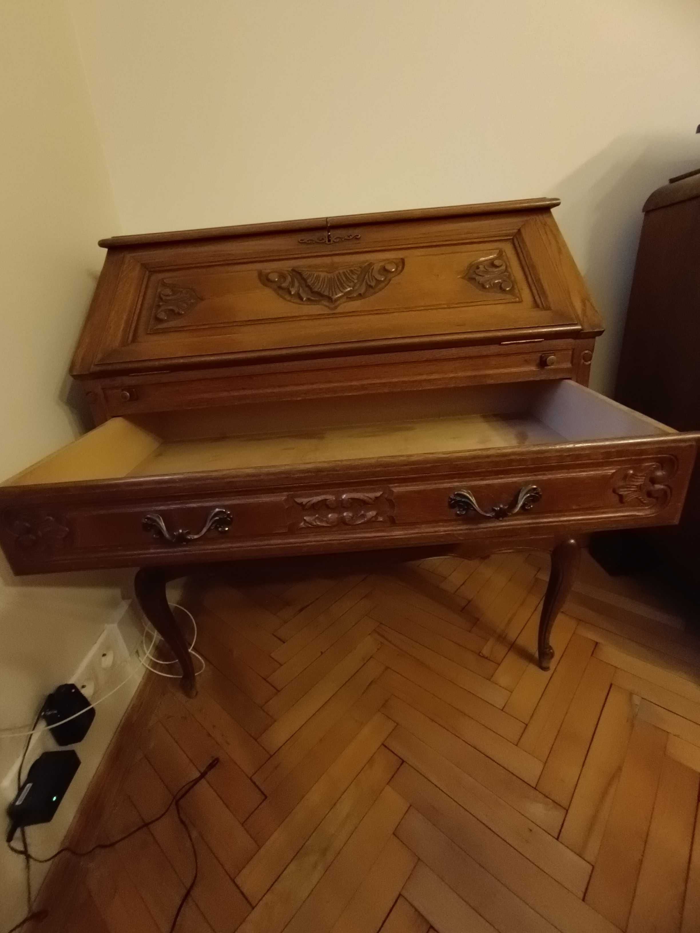 Sekretarzyk z delikatnymi zdobieniami