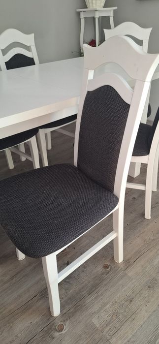 Biały stół z krzesłami