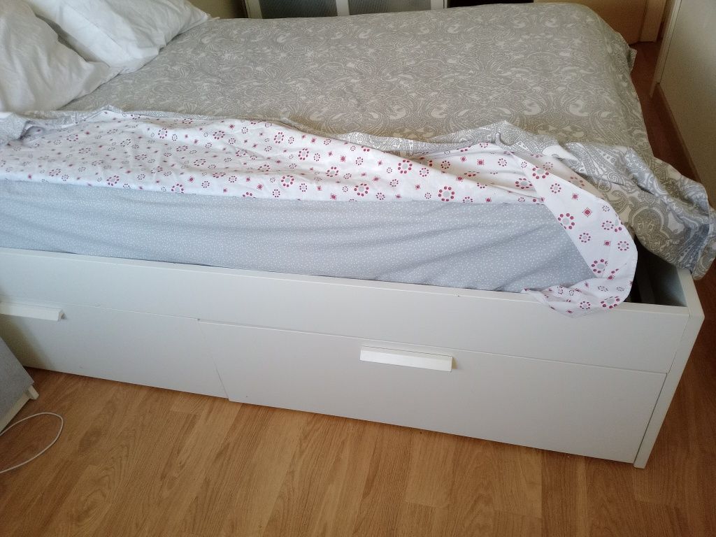 Cama de casal com arrumação