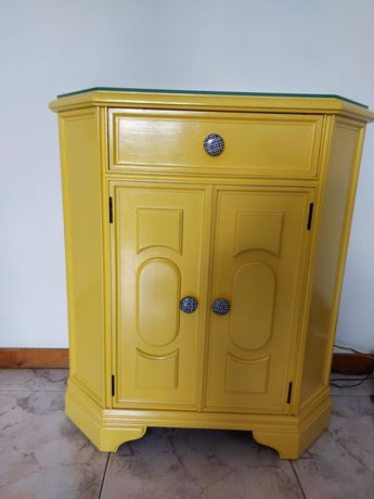 Móvel aparador amarelo vintage restaurado