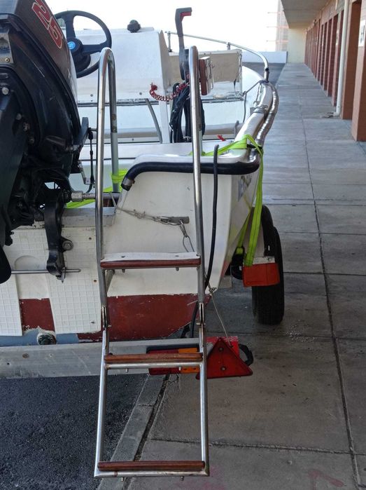 Embarcação de recreio 4,70m 25 HP e respectivo atrelado