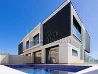 Moradia localizada na zona da Caparica, com Garagem, Piscina e Jard...