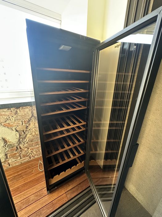 Lodówka na wino Whirlpool ADN 231 BK – 350 L