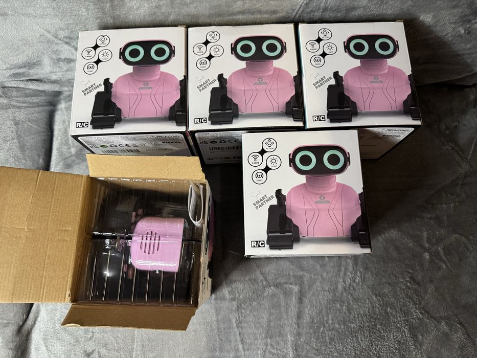 Zestaw 5 nowych robotow zdalnie sterowanych /oczy led/muzyka/jezdzi