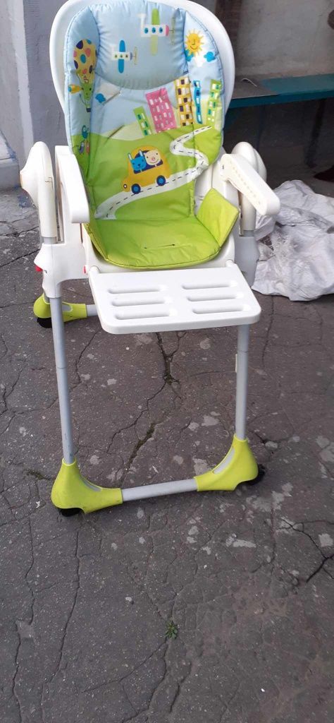 Дитячий стілець для годування