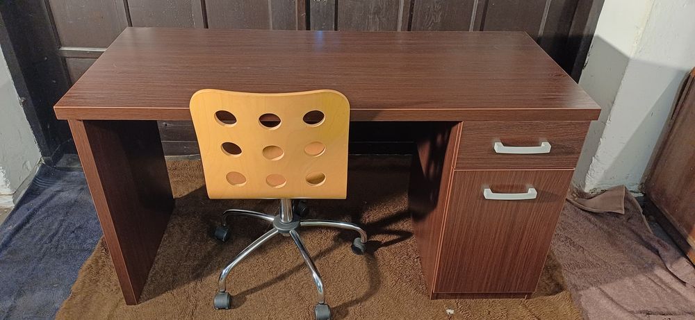 Sprzedam solidne biurko +krzesło obrotowe