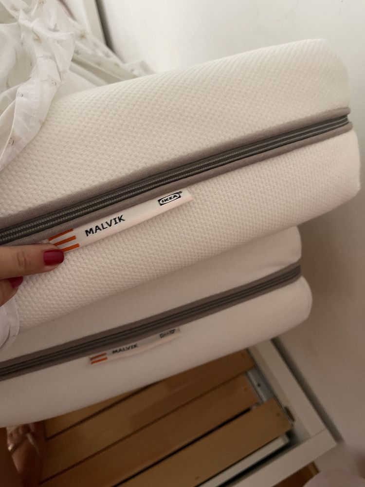 Cama ikea com 2 colchões e gavetas