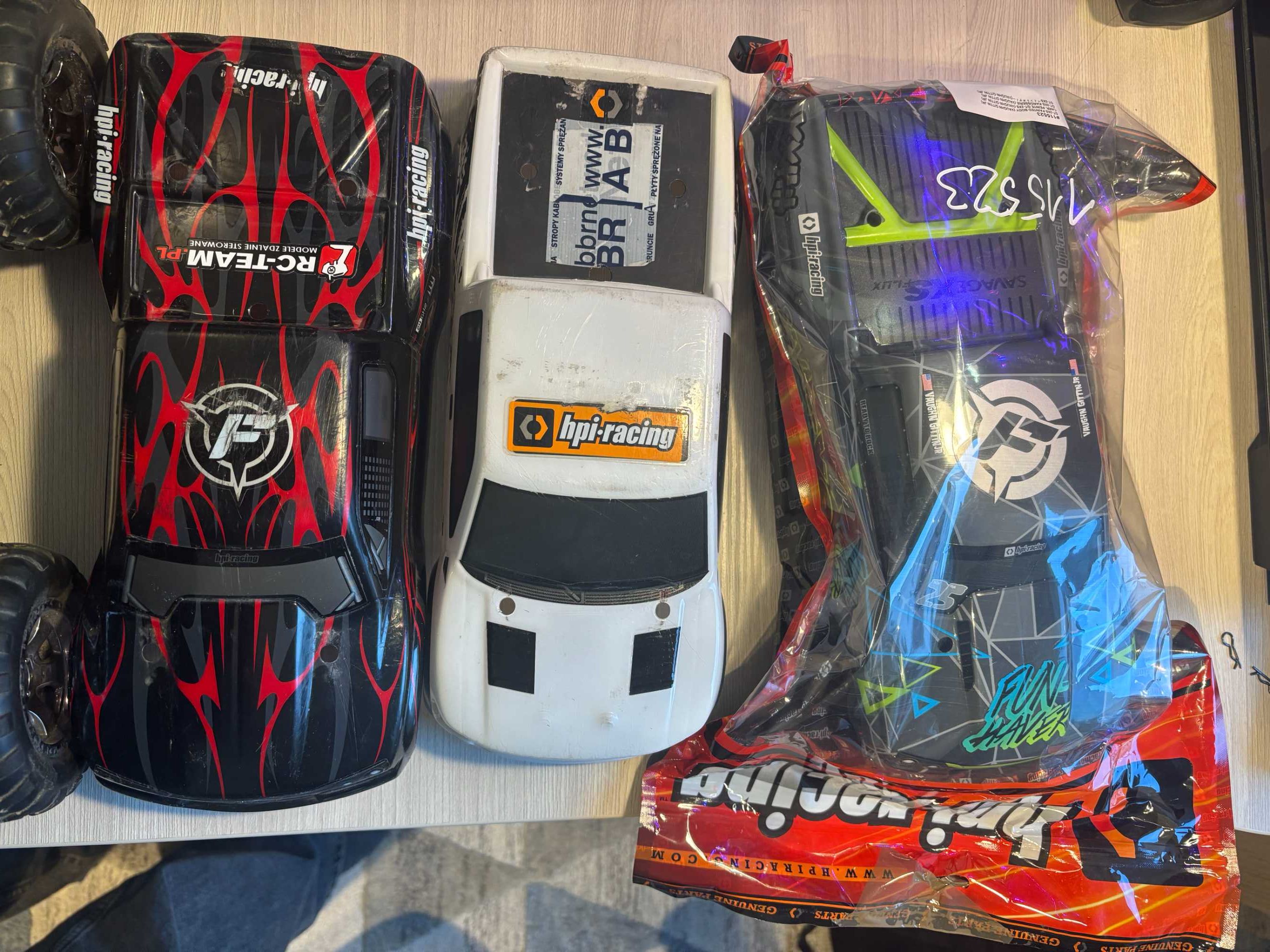 RC HPI RACING SAVAGE XS FLUX  + (Bateria , 3 budy i dodatkowe części)