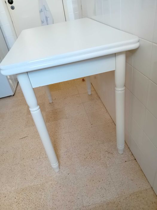 Mesa de cozinha branca
