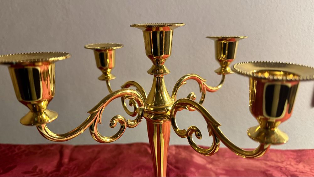 Candelabro em metal dourado
