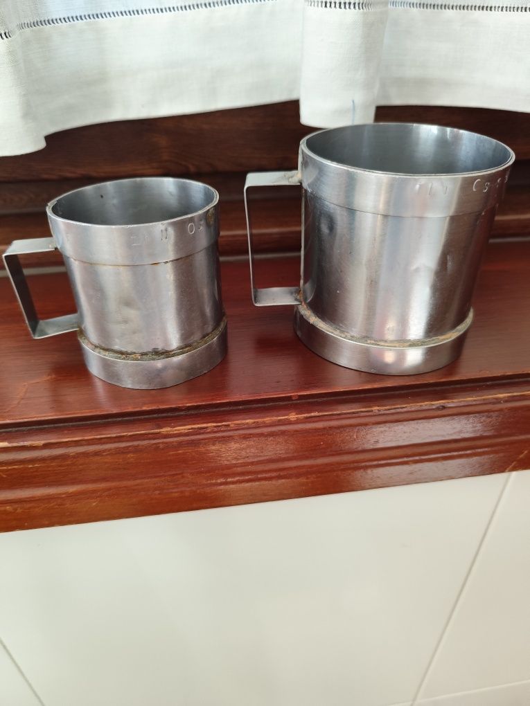 Canecas medidoras em inox antigas