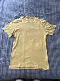 T-shirt nike amarela.