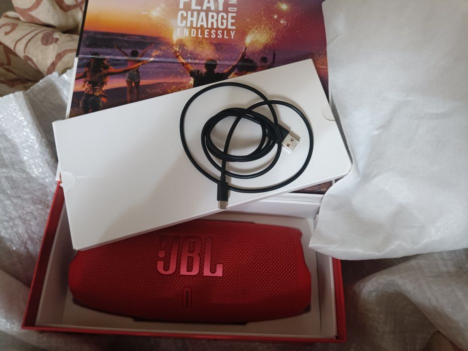JBL Charge 5 Red.Origenal полный комплект.