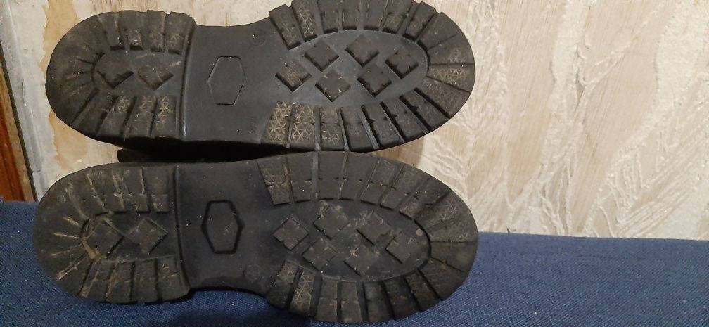 Зимние ботинки DALTON
Турция
33 размер, стелька 22, унисекс, кожа+мех