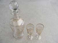 Garrafa de licor com dois cálices