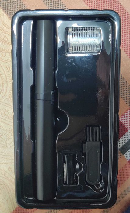 Триммер для бровей,  бороды и усов.