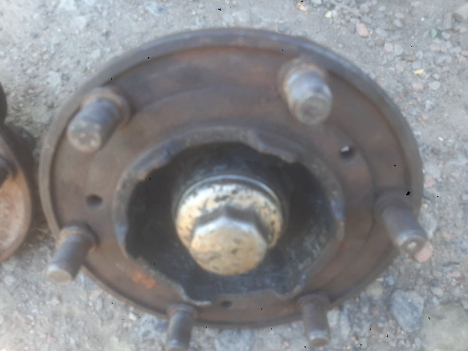 Передні ступіци газ 52, 53, 3307 з підшипниками.