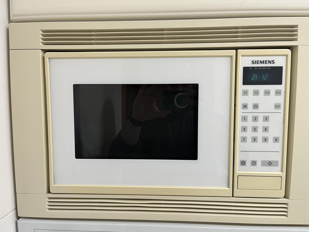 Microondas Siemens de encastre branco e bege