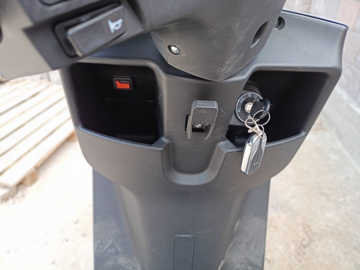 Електроскутер Maxxter LUMINA