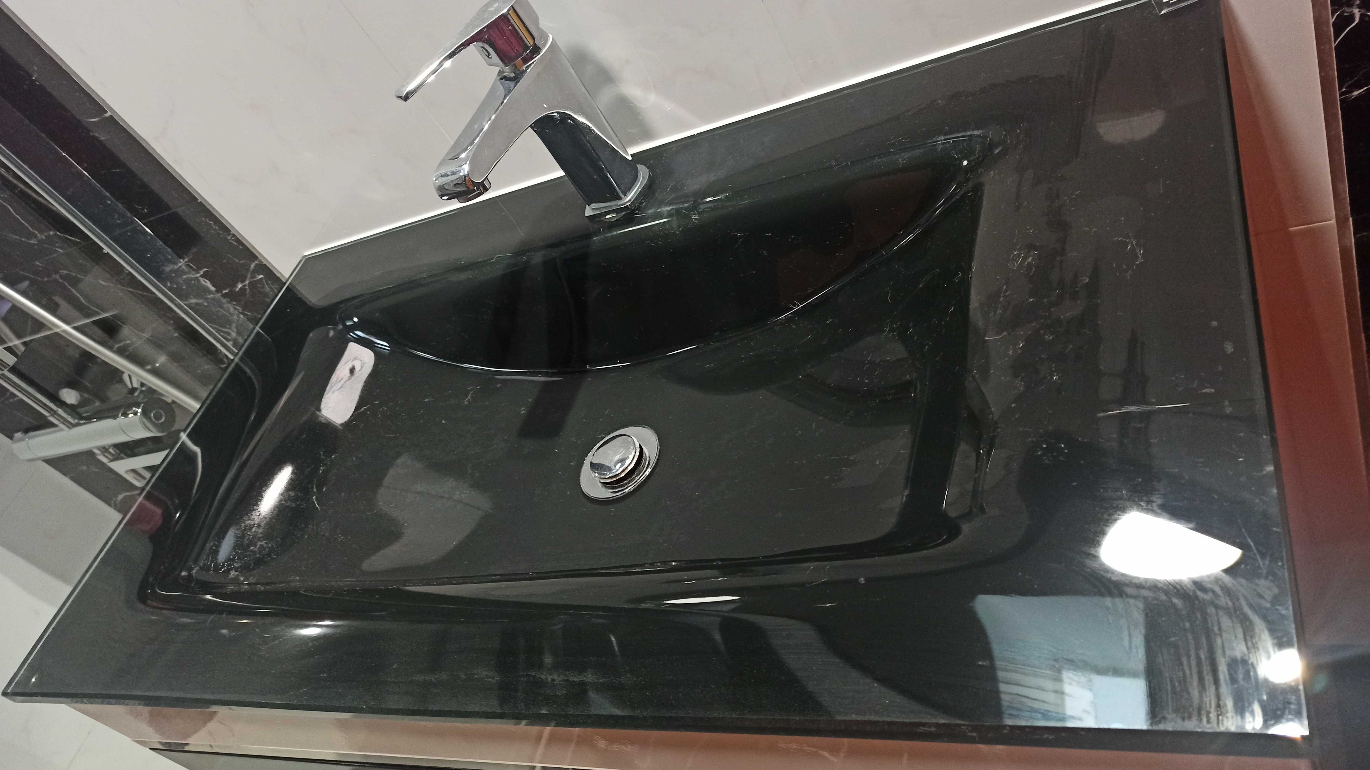 Lavatório preto em vidro