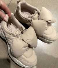 Жіночі кросівки від Zara