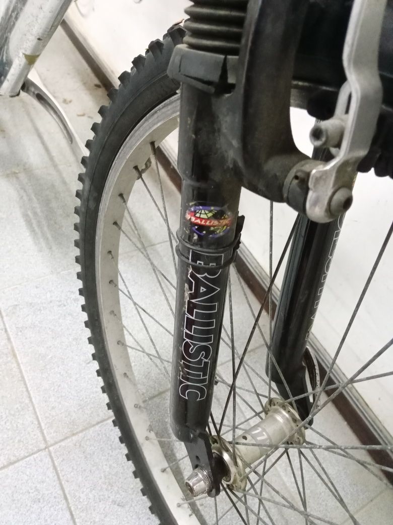 Bicicleta Roda 26 / Quadro em Alumínio / Suspensão, etc.