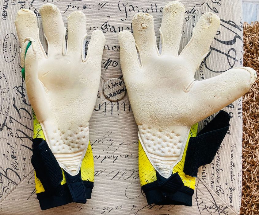 Luvas de Guarda redes utilizadas em jogo