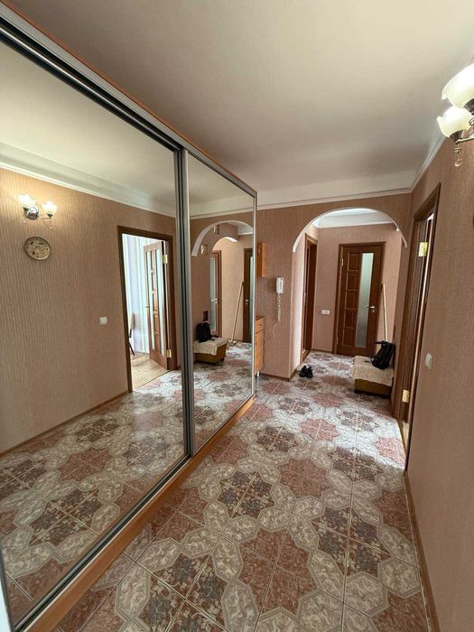 Продам 3-кімнатну квартиру Космос