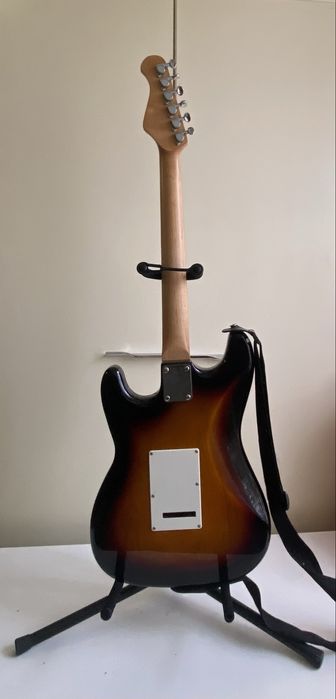 Электрогитара Dimavery Fender + стойка и предусилитель