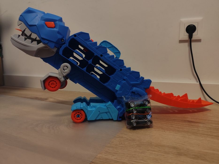 Transporter z rampą, pożerajacy samochody typu Hot Wheels