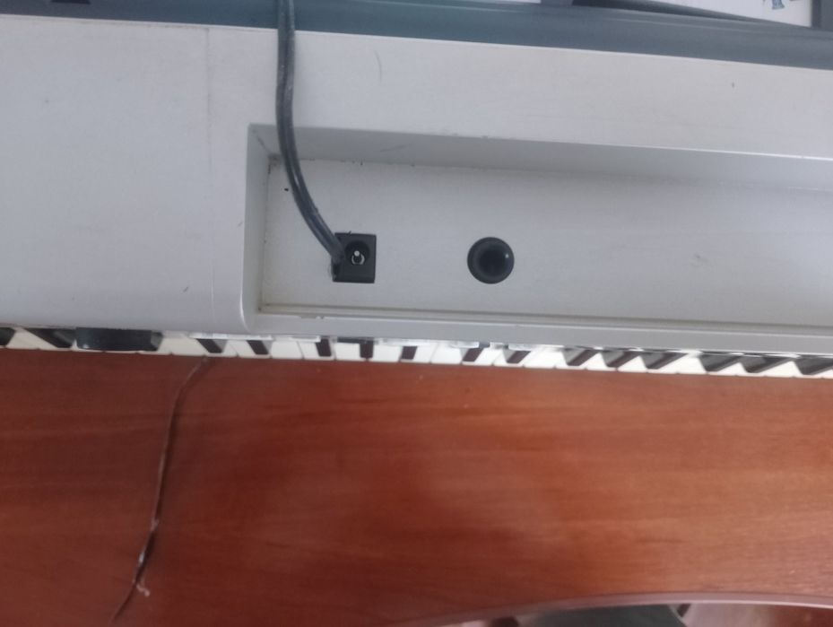 Продам Yamaha PSR E323