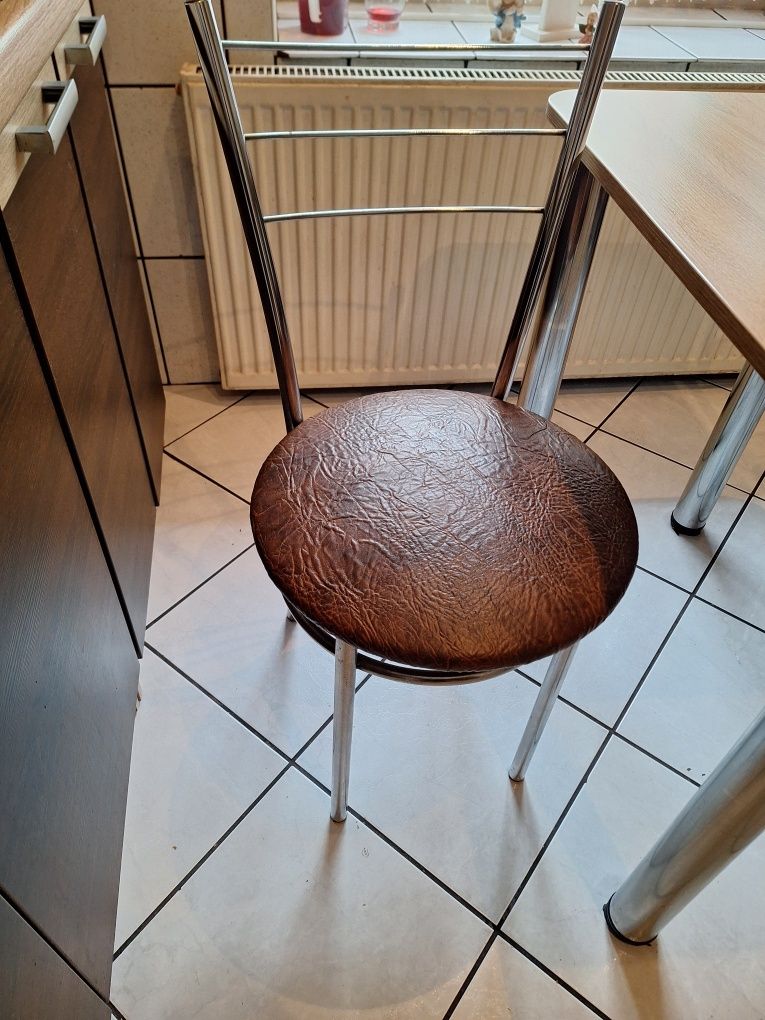 Zestaw stół i dwa krzesła