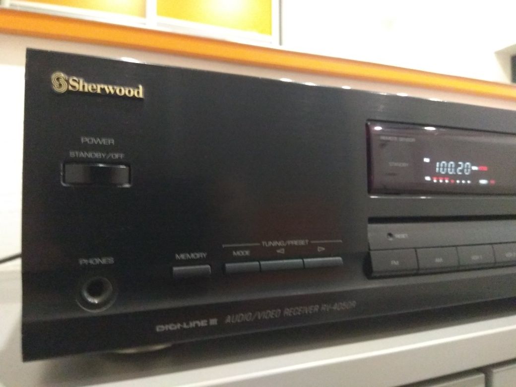 Sherwood  RV-4050R amplituner AV, Dolby Pro-Logic. Pilot.