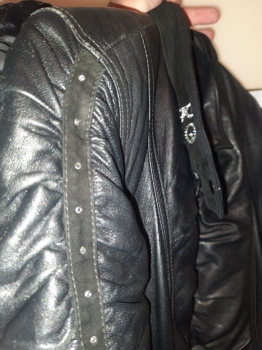 Кожаная курточка со стразами.