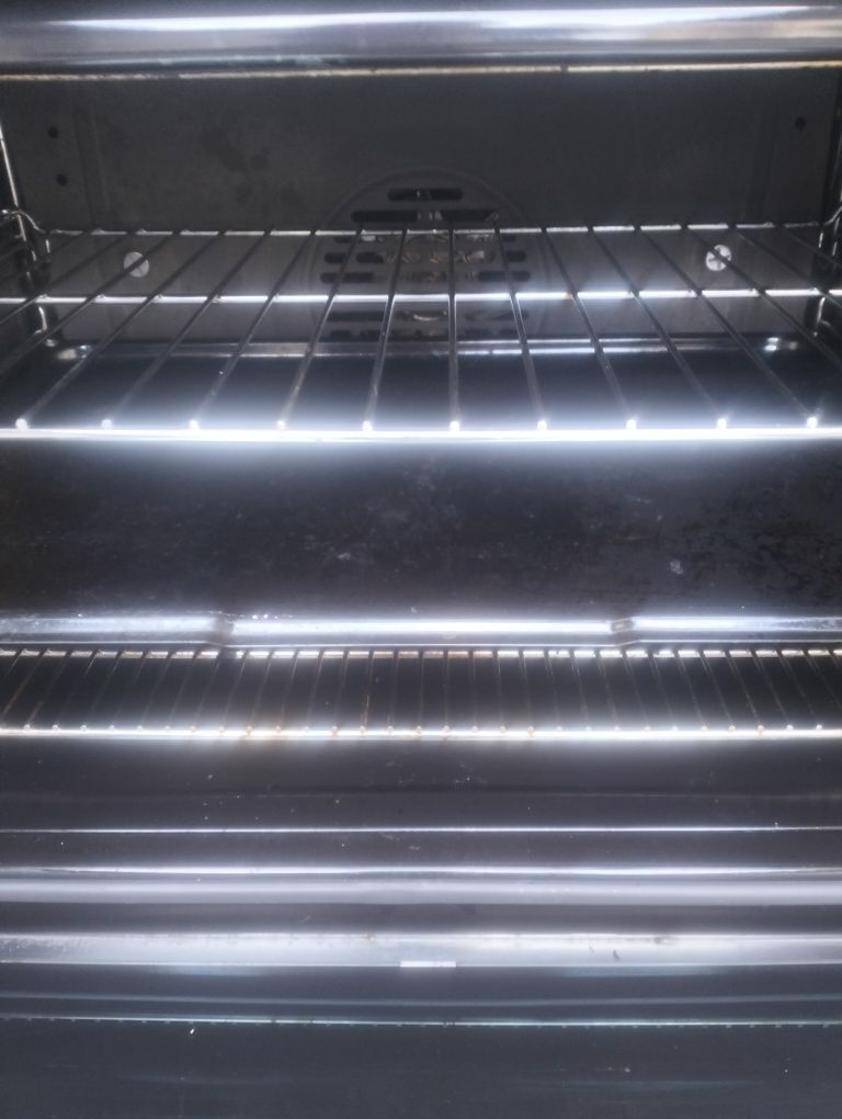 Elektryczny piekarnik z płytą gazową SMEG i pochłaniaczem BOSCH